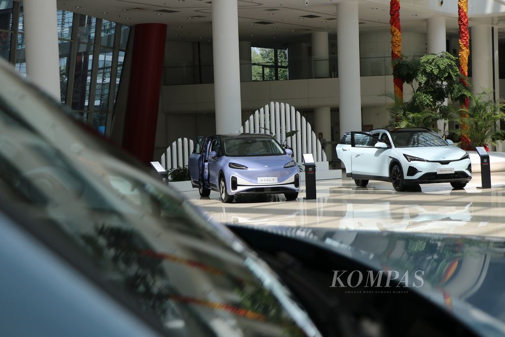 Several fully electric-powered cars under the brand name ARCFOX were displayed at the BAIC Headquarters in Shunyi District, Beijing, China on Monday (20/5/2024).