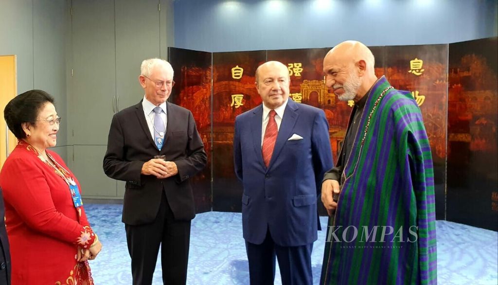 Presiden ke-5 RI, Megawati Soekarnoputri, bercengkerama bersama mantan Presiden Afghanistan Hamid Karzai, mantan Perdana Menteri Belgia Herman Van Rompuy, dan mantan Menteri Luar Negeri Rusia Igor Ivanov di sela acara The 8th World Peace Forum di Beijing, China, Senin (8/7/2019). Forum tersebut mendorong dialog dan musyawarah yang lebih intensif antarbangsa sebagai solusi atas berbagai persoalan dan pertikaian di tingkat global.