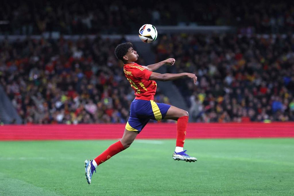 Penyerang Spanyol, Lamine Yamal, mengontrol bola dalam pertandingan persahabatan antara Spanyol dan Brasil di Stadion Santiago Bernabeu, Madrid, Spanyol, Rabu (27/3/2024) dini hari WIB. 