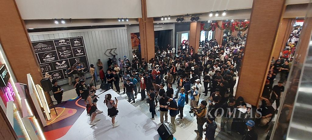 Kerumunan <i>wota</i> yang didominasi laki-laki menyambut grup idola yang beranggotakan para perempuan di salah satu mal di Jakarta Barat, Sabtu (18/11/2023).