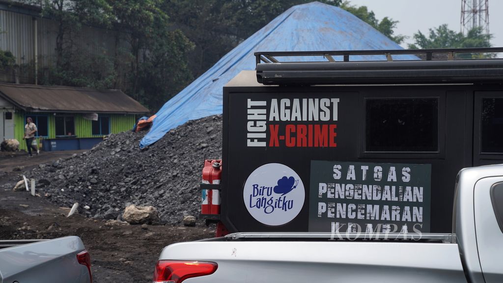 Kendaraan Satgas Pengendalian Pencemaran Udara Kementerian Lingkungan Hidup dan Kehutanan (KLHK) di sebuah <i>stockpile</i> batubara atau tempat penumpukan batubara di Jalan Cakung Cilincing Raya, Cakung, Jakarta Timur, Kamis (31/8/2023). 