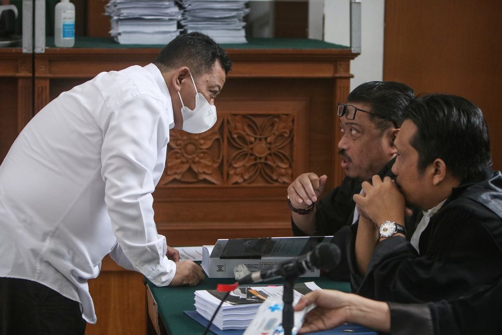 Terdakwa Kuat Ma'ruf berbincang dengan tim kuasa hukumnya di Pengadilan Negeri Jakarta Selatan, Selasa (24/1/2023). 