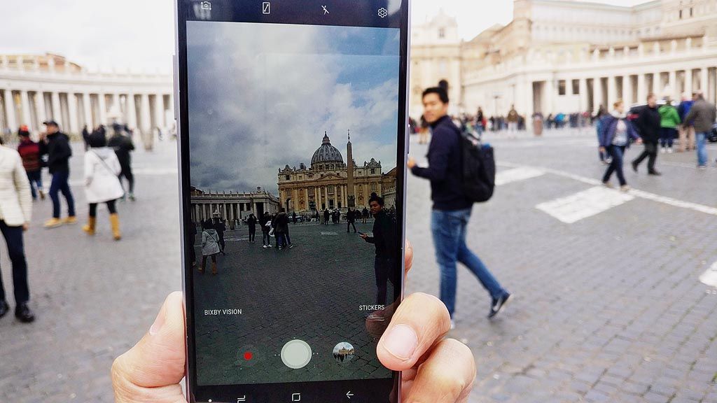 Menguji kemampuan sejumlah fitur ponsel Samsung Galaxy A8/A8+ di Roma, Italia, Selasa (6/2). Ponsel ini mengandalkan kemampuan kamera dan sejumlah fitur turunan dari ponsel flagship Samsung untuk membidik kalangan milenial.