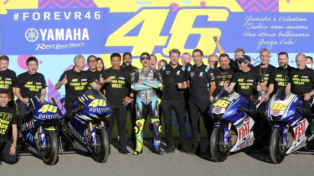 Pebalap Italia Valentino Rossi berfoto dengan para kru tim Yamaha usai MotoGP seri Valencia di Sirkuit Ricardo Tormo, Valencia, Spanyol, Minggu (14/11/2021). Lomba itu menjadi lomba terakhir bagi Rossi yang memutuskan untuk pensiun sebagai pebalap MotoGP.