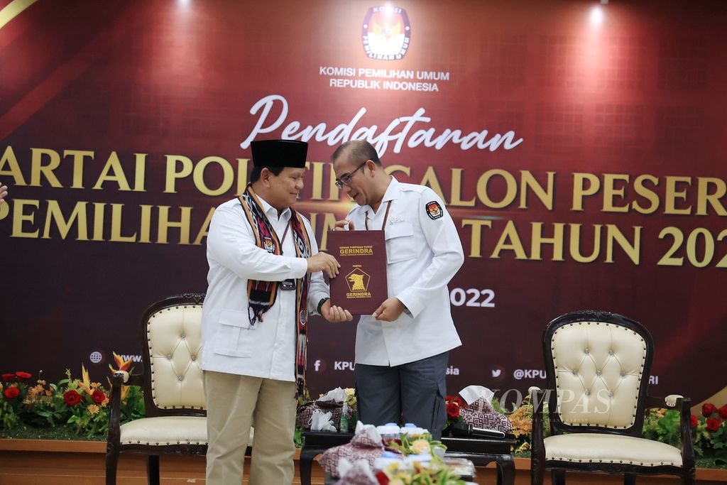 Ketua Umum Partai Gerindra Prabowo Subiyanto (kiri) melakukan pendaftaran calon partai politik peserta pemilu 2024 yang diterima Ketua Komisi Pemilihan Umum (KPU) Hasyim Asy'ari di Gedung KPU, Jakarta, Senin (8/8/2022). 