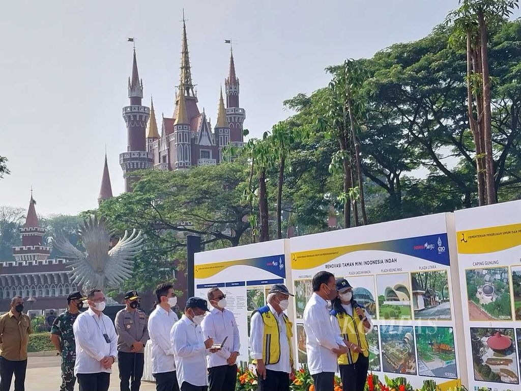 Presiden Joko Widodo saat meninjau progres renovasi Taman Mini Indonesia Indah di Jakarta, Selasa (23/8/2022).