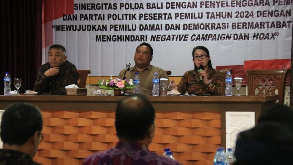 Dokumentasi Bawaslu Provinsi Bali menampilkan Ketua Bawaslu Provinsi Bali Ketut Ariyani (tengah) hadir dalam kegiatan dialog bersama partai politik dan penyelenggara Pemilu, yang diselenggarakan Direktorat Intelkam Polda Bali, Selasa (4/7/2023). 