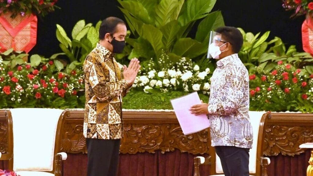 Presiden Joko Widodo menerima laporan Menteri Komunikasi dan Informatika Johnny G Plate dalam acara peluncuran Konektivitas Digital 2021 dan perangko seri vaksinasi nasional di Istana Negara, Jakarta, Jumat (26/2/2021).