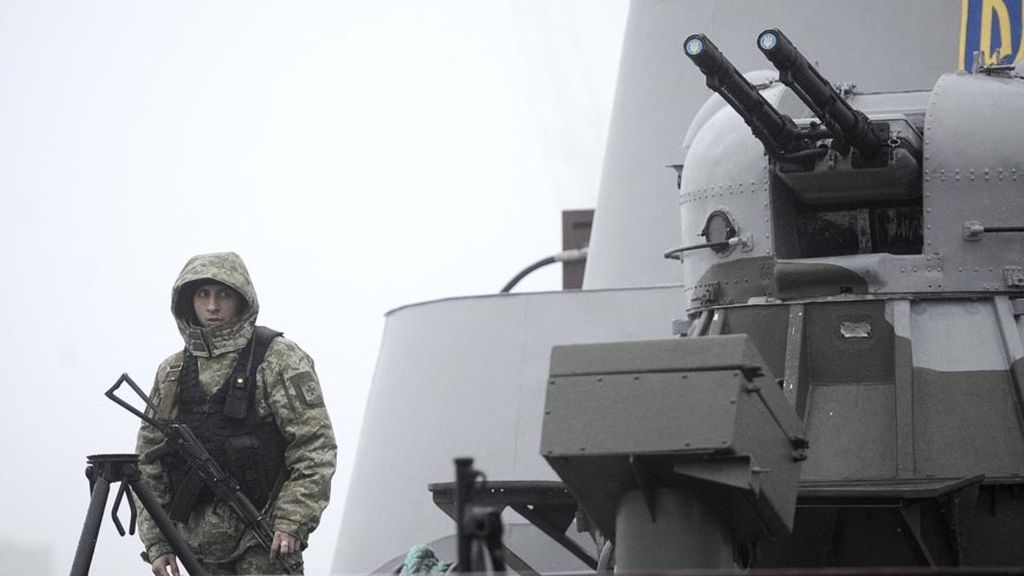 Prajurit Ukraina berjaga di atas kapal militer Dondass di Mariupol, Lautan Azov, Ukraina, Selasa (27/11/2018). Tiga kapal angkatan laut Ukraina ditembaki dan disita di lepas pantai Krimea oleh pasukan Rusia.