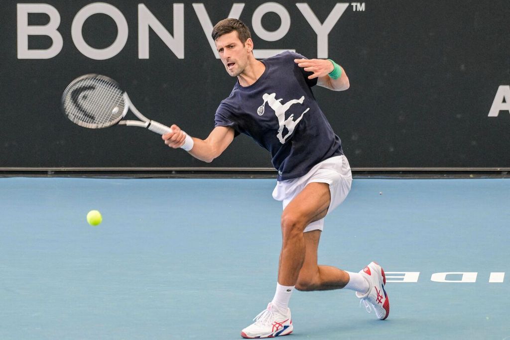 Novak Djokovic memukul bola pada sesi latihan di Adelaide, Australia, Kamis (29/12/2022), jelang tampil pada turnamen ATP 250 Adelaide, 1-8 Januari 2023.