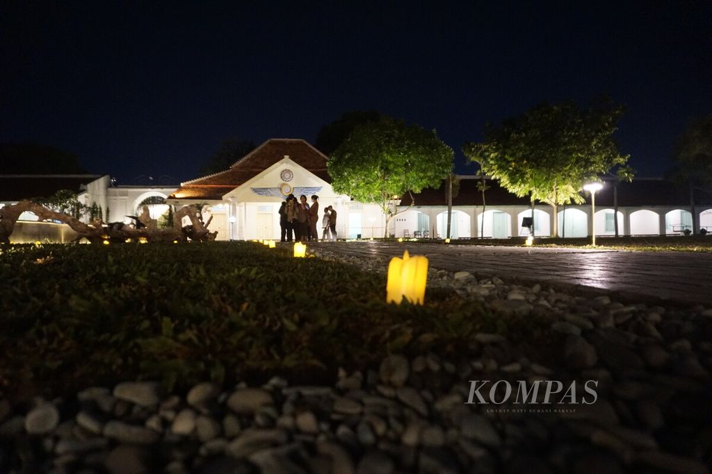 Suasana di Puro Mangkunegaran pada Kamis (8/12/2022) malam di Solo, Jawa Tengah, jelang pernikahan putra bungsu Presiden Joko Widodo, Kaesang Pangarep.