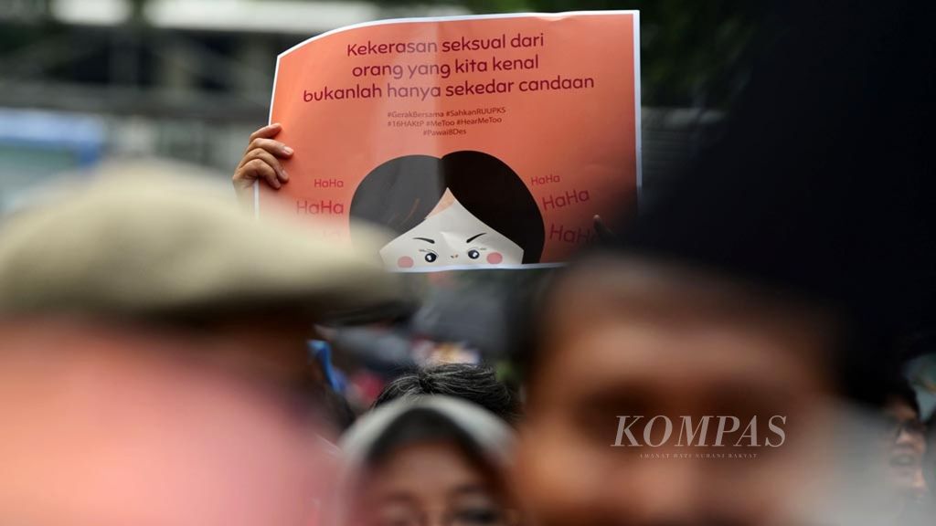 Pawai akbar yang diinisiasi Gerakan Masyarakat untuk Pengesahan RUU Penghapusan Kekerasan Seksual menyusuri Jalan Medan Merdeka Barat menuju ke Taman Aspirasi di depan Istana Merdeka, Jakarta, Sabtu (8/12/2018). Pawai ini sebagai bentuk desakan kepada DPR dan pemerintah untuk segera mengesahkan RUU Penghapusan Kekerasan Seksual menjadi UU. Berdasarkan catatan Komisi Nasional Anti Kekerasan terhadap Perempuan (Komnas Perempuan), sejak 2014, Indonesia telah berada dalam status darurat kekerasan seksual.