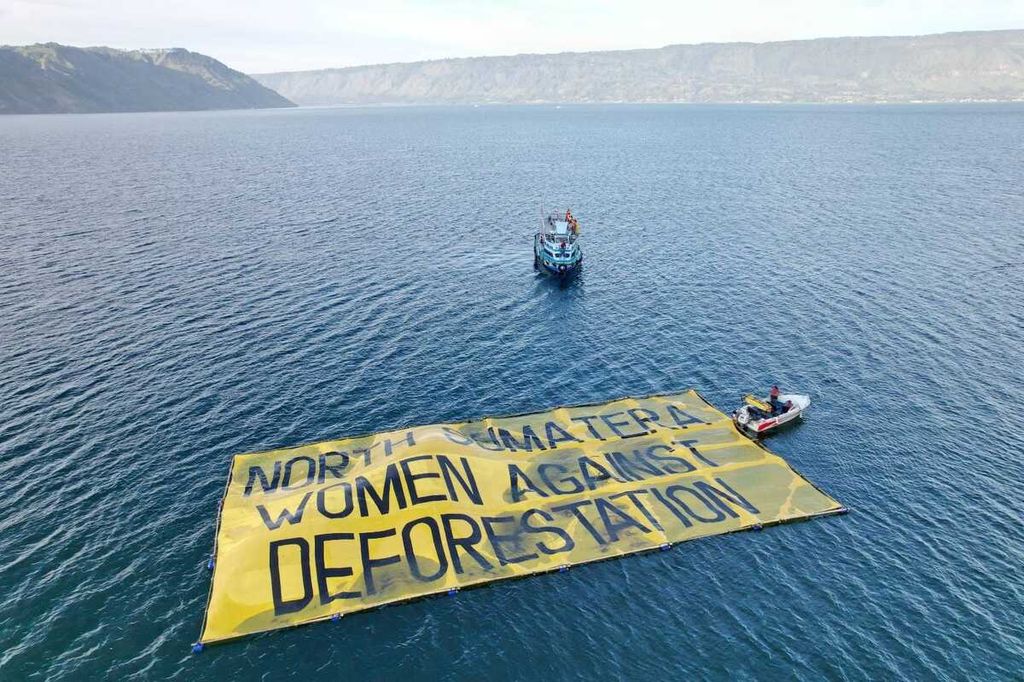 Para aktivis menyerukan perlawanan pada deforestasi di perairan Danau Toba di Parapat, Sumut, sebagai seruan bagi W20 yang digelar di daerah itu agar mereka mengadopsi isu perlindungan hutan serta lahan perempuan tani dan adat, Rabu (20/7/2022).