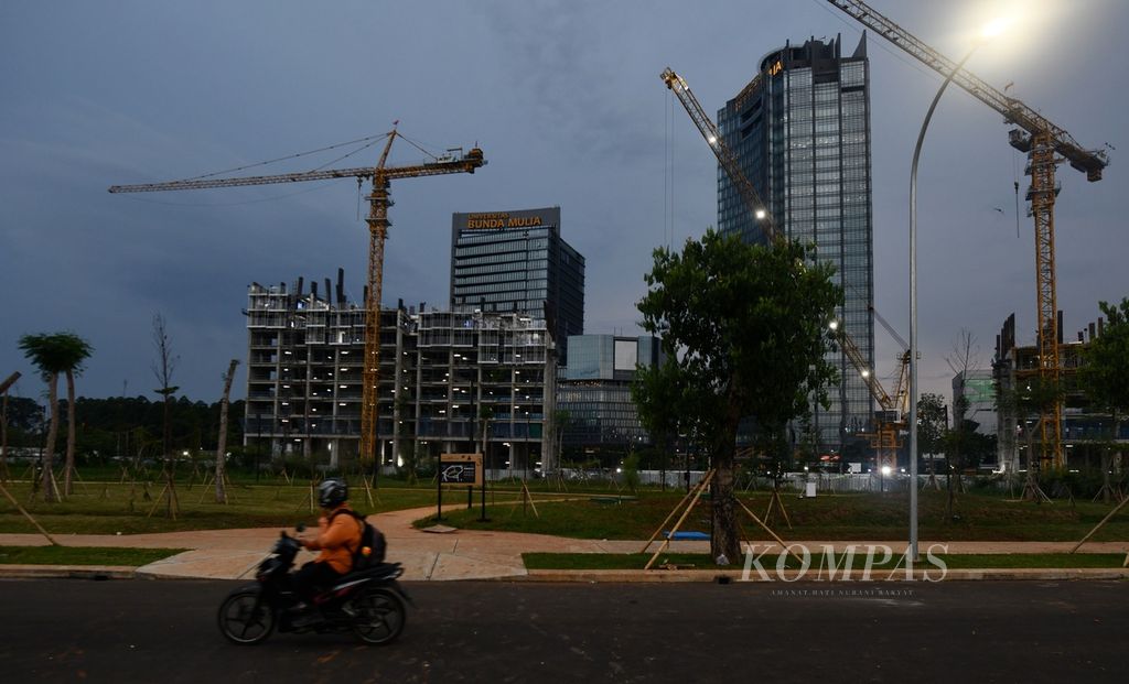 Proyek pembangunan EleVee Condominium di Alam Sutera, Kota Tangerang, Banten, Rabu (10/1/2024). 