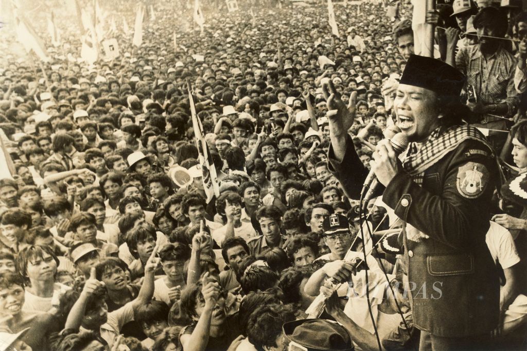 ”Raja Dangdut” H Rhoma Irama, dalam kampanye Partai Persatuan Pembangunan, merupakan salah satu faktor melimpahnya massa di Lapangan Hek, Kramatjati, Jakarta, Jumat (2/4/1982).
