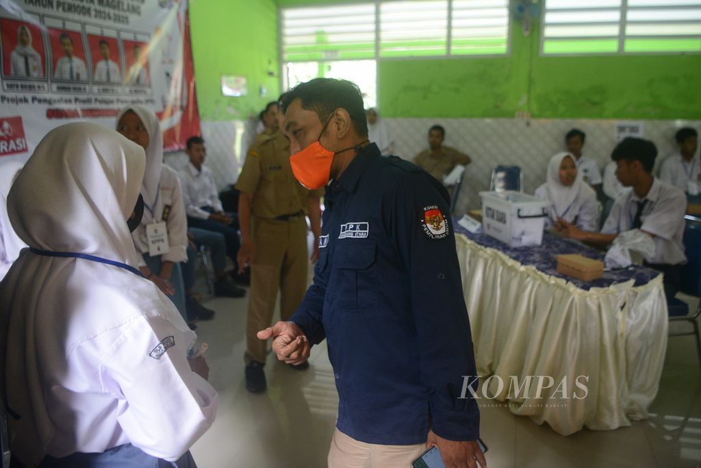 Anggota KPU Kota Magelang memberi saran terkait persiapan penghitungan suara dalam acara pemilu OSIS.