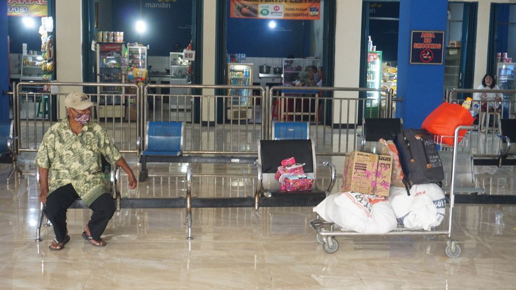 Seorang penumpang menunggu keberangkatan busnya di Terminal Tirtonadi, Kota Surakarta, Jawa Tengah, Selasa (11/1/2022). Terminal itu jauh lebih nyaman setelah mengalami revitalisasi. Bahkan, sekarang terdapat fasilitas tambahan berupa <i>convention hall</i>, <i>sport hall</i>, hingga <i>food court</i>.