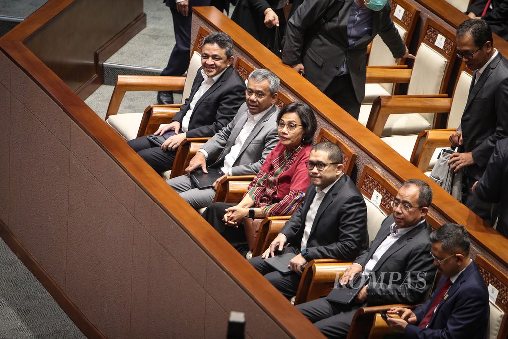 Menteri Keuangan Sri Mulyani Indrawati (ketiga dari kiri) dan Wakil Menteri Keuangan Suahasil Nazara (kedua dari kiri) hadir dalam rapat paripurna di Gedung Parlemen, Jakarta, Selasa (22/8/2023). DPR menggelar rapat paripurna dengan agenda penyampaian pandangan umum dari setiap fraksi terkait Rancangan Undang-Undang Anggaran Pendapatan dan Belanja Negara (RUU APBN) 2024. 