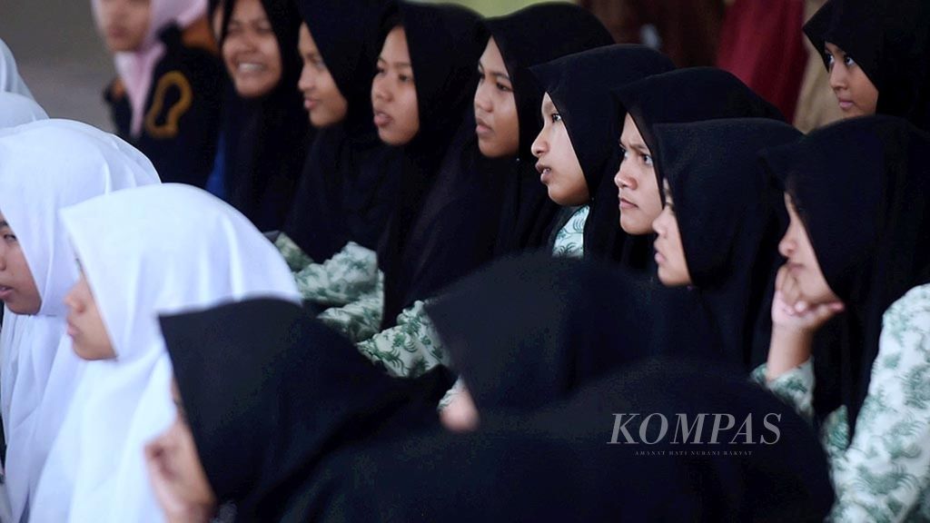 Pelajar SMA dan SMK yang akan mengikuti UNBK 2017 mengikuti kegiatan motivasi di Masjid Raudhatul Musyawarah Kemayoran Surabaya, Minggu (2/4). Selain belajar dan berdoa, menghadirikan motivator untuk memompa motivasi juga diikuti oleh sejumalah siswa agar siap menghadapi UNBK yang akan berlangsung hari ini.