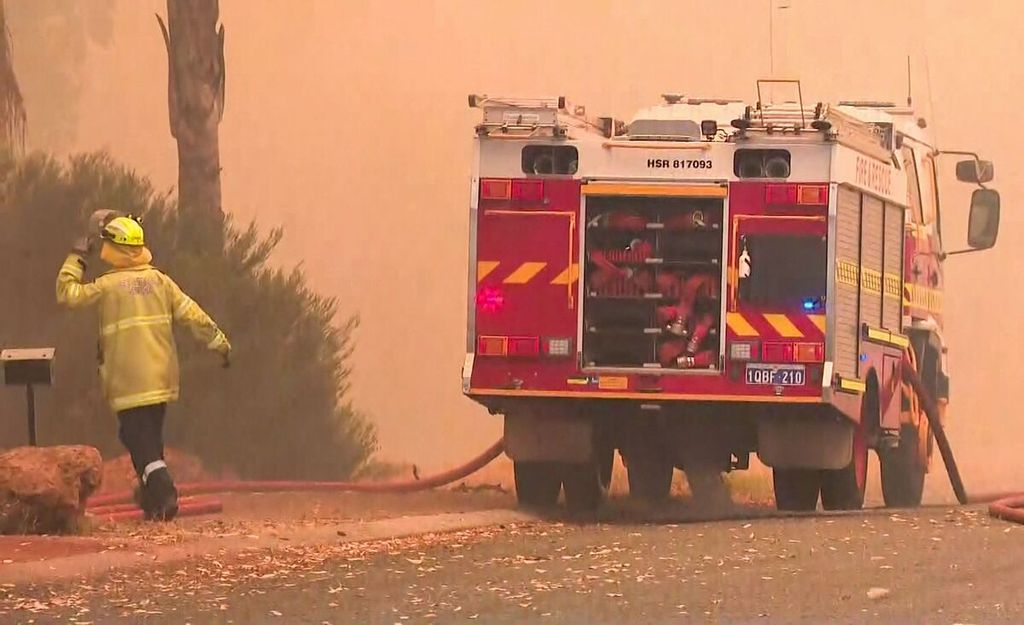 Dalam foto yang diambil dari rekaman video Australian Broadcast Corporation (ABC) pada Kamis (21/12/2023) via AFPTV memperlihatkan petugas pemadam tengah bersiap memadamkan kebakaran lahan di Parkervilleshows, Perth bagian timur.
