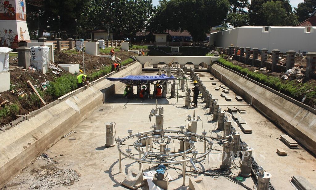 Sejumlah pekerja sedang mengerjakan pembuatan fasilitas air mancur di halaman sisi barat Museum Benteng Vredeburg, DI Yogyakarta, Sabtu (27/4/2024). 