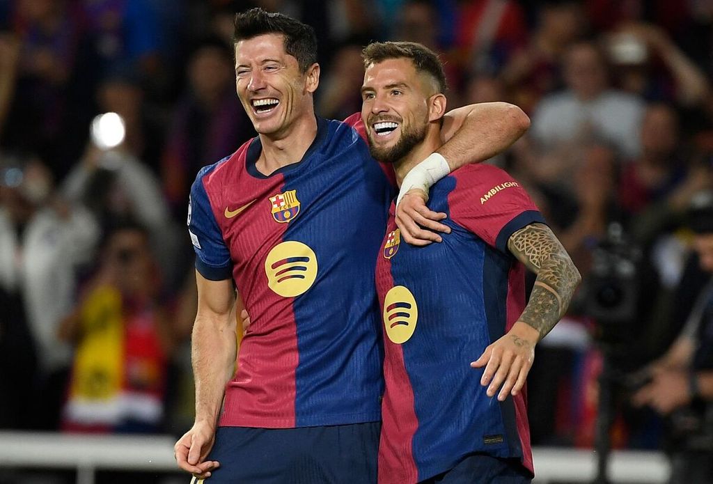 Striker Barcelona Robert Lewandowski (kiri) bersama bek Inigo Martinez Berridi merayakan gol yang dicetaknya ke gawang Young Boys pada laga Liga Champions di Barcelona, Rabu (2/10/2024) dini hari WIB. Barca menang 5-0.