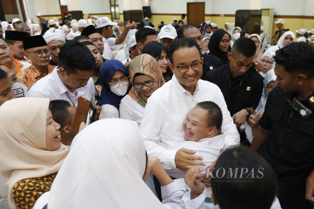 Calon presiden nomor urut 1, Anies Baswedan, menyapa pendukungnya seusai berdialog dengan penyandang disabilitas di Islamic Center Kota Bekasi, Jawa Barat, Jumat (15/12/2023). 