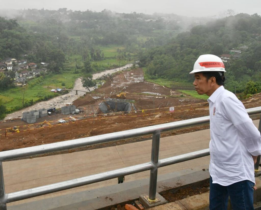 Presiden Joko Widodo meninjau lokasi pembangunan Bendungan Sukamahi dan Ciawi di Kecamatan Ciawi, Kabupaten Bogor, Jawa Barat, Rabu (26/12/2018).
