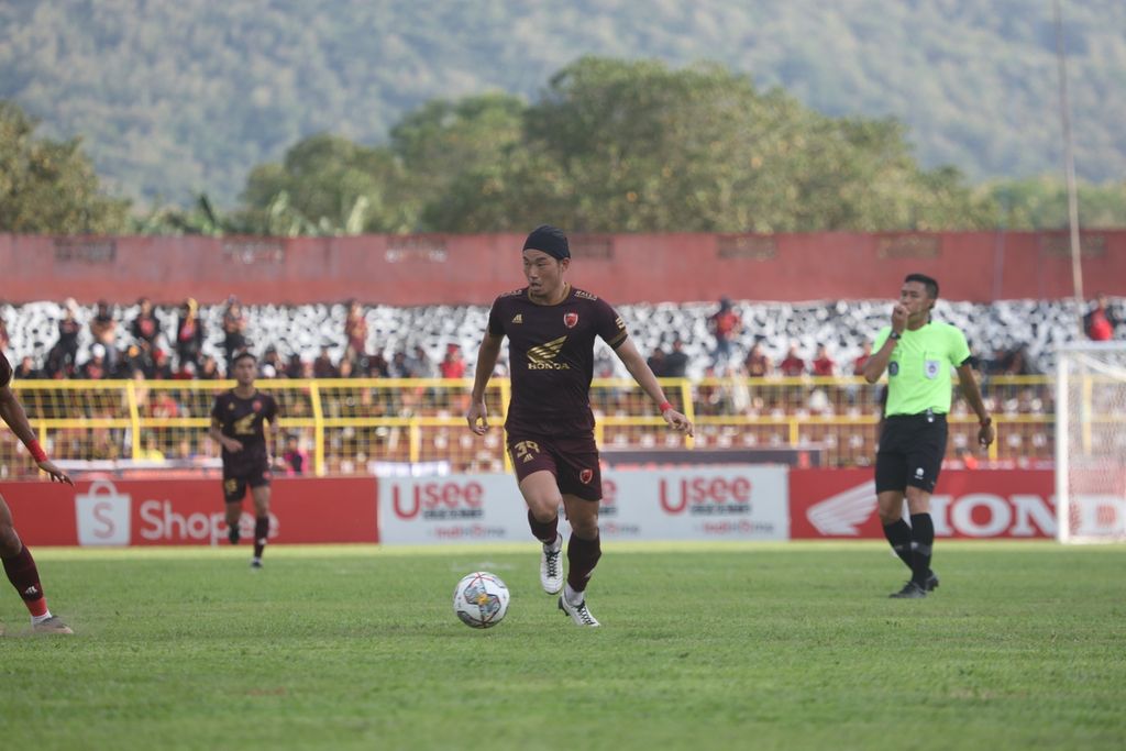 Gelandang PSM Makassar, Kenzo Nambu, menggiring bola pada laga PSM kontra Persik Kediri di Stadion Gelora BJ Habibie, Parepare, Sulawesi Selatan, Minggu (19/2/2023). PSM unggul 2-1 dan menjaga posisi pertama Liga 1. 
