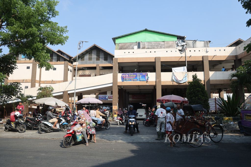 Warga mendatangi Pasar Muntilan, Kabupaten Magelang, Jawa Tengah, Senin (16/10/2023). Aktivitas warga Muntilan berlangsung normal pascabentrokan antarkelompok massa sehari sebelumnya.