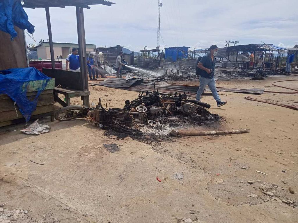 Petugas mengamankan lokasi bentrok akibat sengketa lahan di Puncak 2000, Kecamatan Tigapanah, Kabupaten Karo, Selasa (17/5/2022). Bentrok antara masyarakat dan perusahaan itu memakan tiga korban luka dari masyarakat dan satu korban luka dari perusahaan.