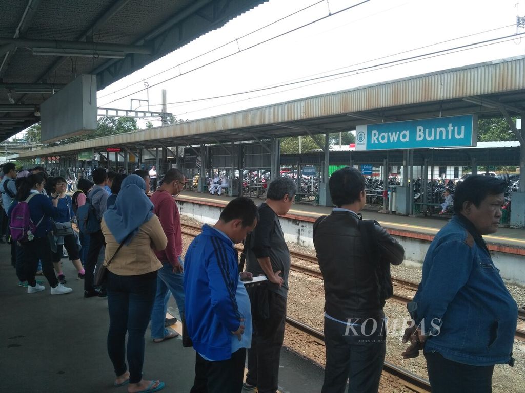 Penumpang kereta rel listrik menunggu di Stasiun Rawa Buntu, Tangerang, Selatan, Banten, Rabu (21/3).