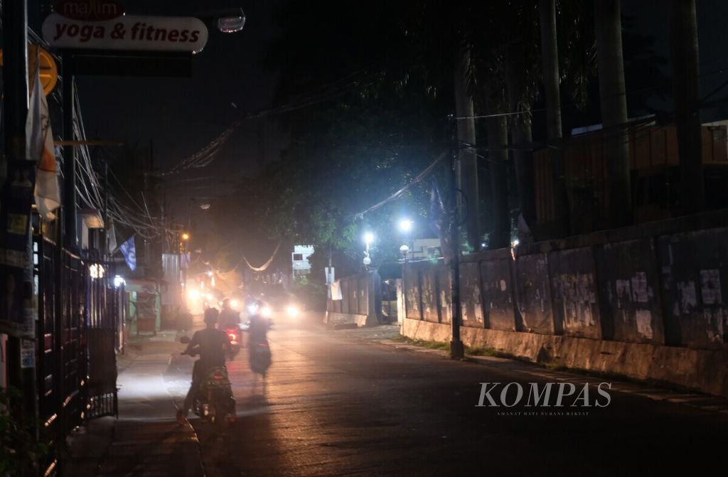 Suasana Jalan Raya Jatimakmur, Pondok Gede, Kota Bekasi, Rabu (30/1/2019). Sebagian lampu jalan rusak.
