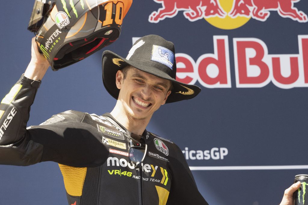 Luca Marini dari tim Mooney VR46 merayakan suksesnya menempati posisi kedua Grand Prix MotoGP Amerika di Austin, Texas, Amerika Serikat, 16 April 2023. 