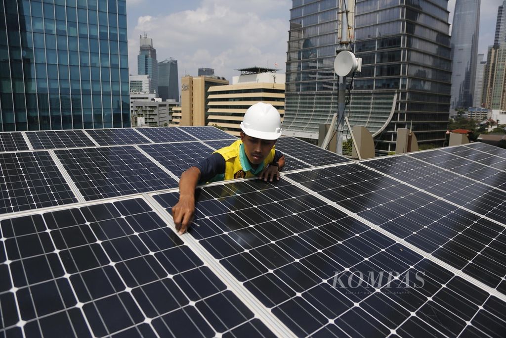 Technicians maintain solar panels installed on the roof of the Directorate General of Electricity, Ministry of Energy and Mineral Resources (ESDM) building, Jakarta on Friday (5/5/2023). According to data from the Ministry of ESDM, Indonesia's potential for new and renewable energy reaches 3,686 gigawatts, of which 10,889 megawatts have been utilized.