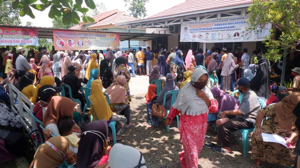 Warga menunggu giliran untuk vaksin dalam kegiatan vaksinasi bergerak pada bulan Ramadhan 1443 H di Puskesmas Berangas, Kecamatan Alalak, Barito Kuala, Kalimantan Selatan, Kamis (7/4/2022). Cakupan vaksinasi Covid-19 dosis kedua dan dosis penguat di Kalsel terus digenjot seiring berkurangnya pembatasan kegiatan masyarakat.