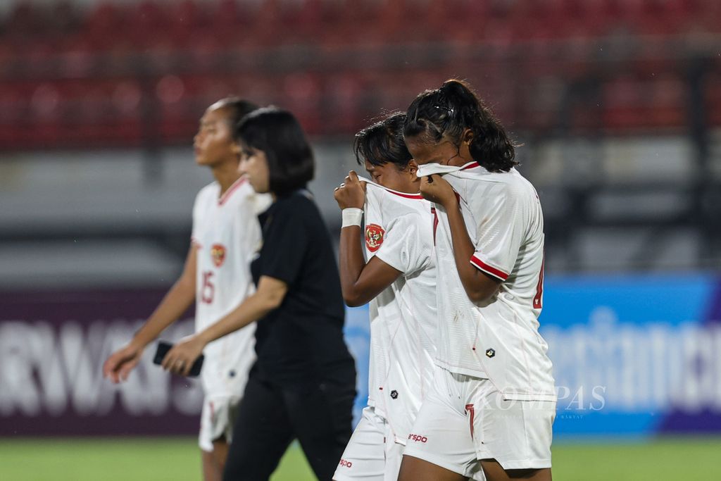 Para pemain tim putri Indonesia U-17 tidak dapat menahan tangis setelah kalah dari tim putri Korea Selatan dalam pertandingan Grup A Piala Asia Putri U-17 di Stadion Kapten I Wayan Dipta, Gianyar, Bali, Kamis (9/5/2024). 