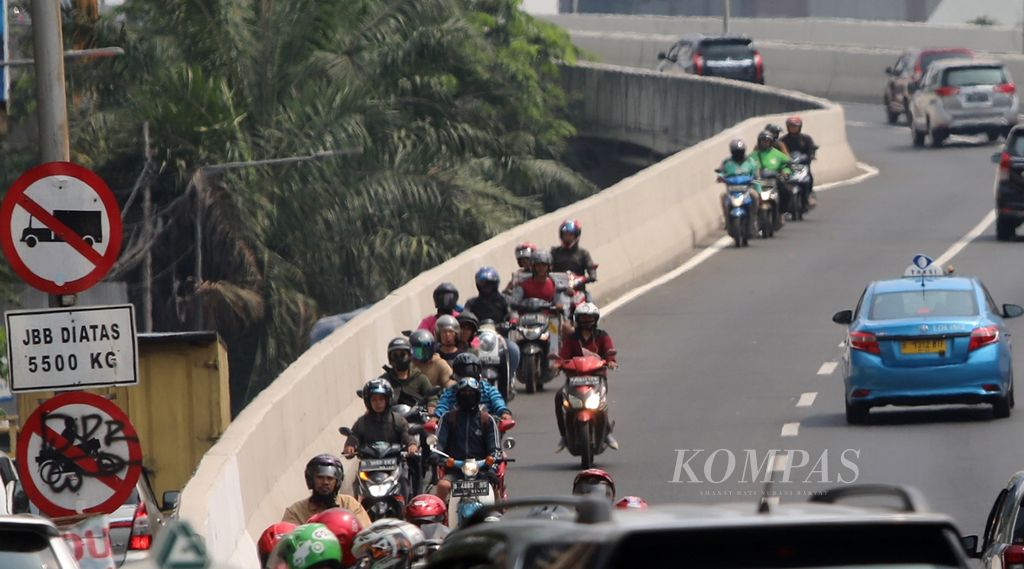 Pengendara sepeda motor melawan arus di Jalan Layang Non-Tol Casablanca, Jakarta Pusat, Selasa (15/10/2019).