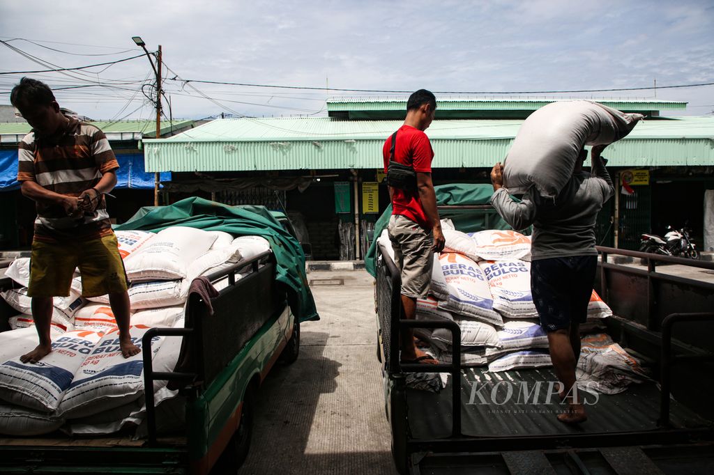 Aktivitas bongkar muat beras Bulog di Pasar Induk Beras Cipinang, Jakarta Timur, Selasa (23/1/2024). 