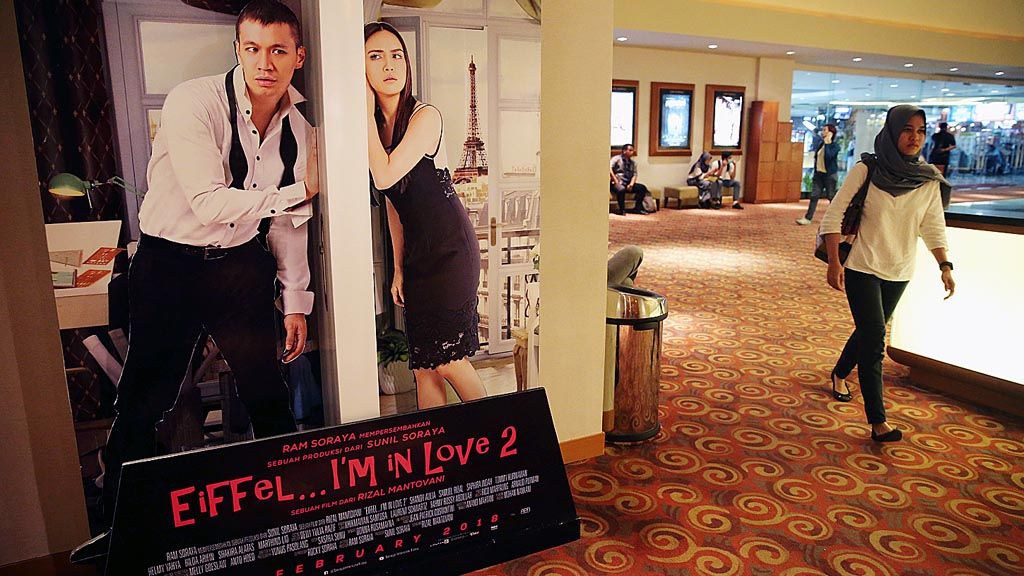 Poster film Eiffel... I\'m in Love 2 dipajang di dalam gedung Cinema XXI, Blok M Square, Jakarta, Jumat (12/1). Film tersebut merupakan salah satu dari deretan film drama Indonesia yang mengambil latar lokasi di luar negeri.