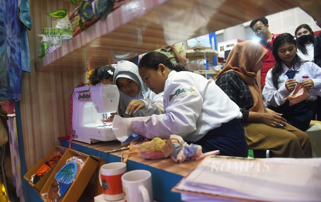 Pelajar belajar menjahit di stan Dinas Pemberdayaan Perempuan dan Perlindungan Anak saat Surabaya Great Expo 2023 di Grand City, Surabaya, Minggu (19/8/2023).