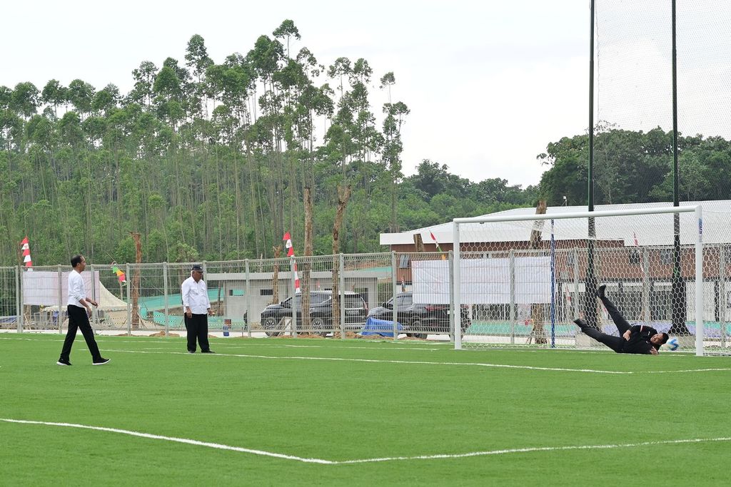 Presiden Joko Widodo mengunjungi pusat pelatihan PSSI di Ibu Kota Nusantara, Kabupaten Penajam Paser Utara, Provinsi Kalimantan Timur, Selasa (13/8/2024).