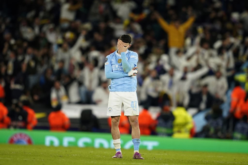 The expression of disappointment from Manchester City's midfielder Phil Foden after being knocked out by Real Madrid in the quarter-finals of the Champions League at Etihad Stadium, Manchester, on Thursday (18/4/2024) early morning local time. City lost in a penalty shootout 3-4 after the match ended in a draw, 1-1.