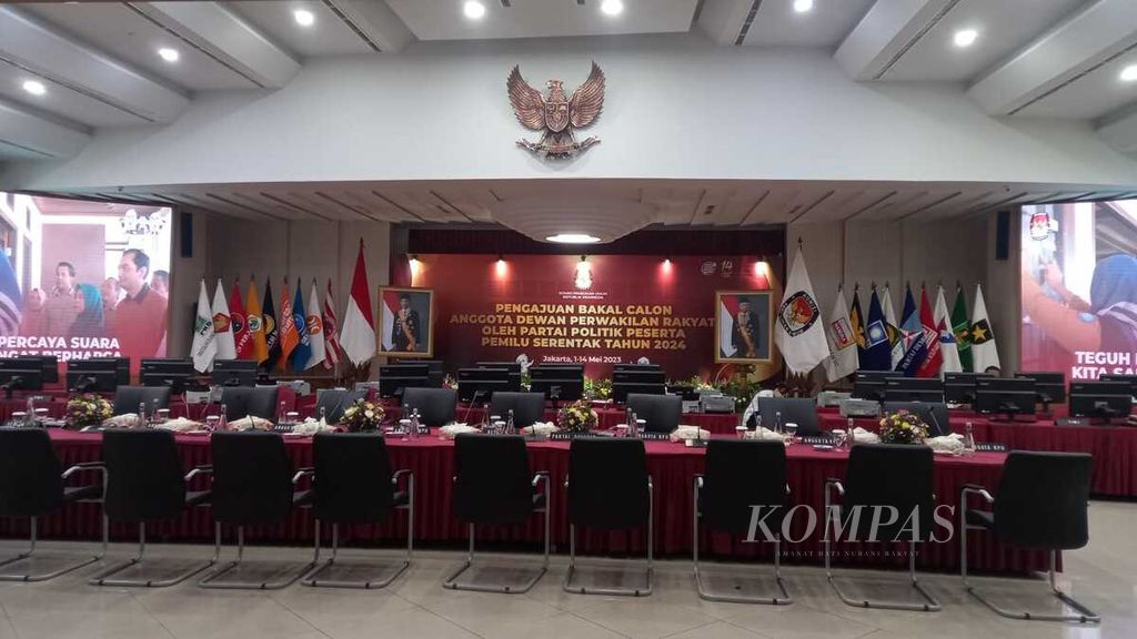 Ruangan pendaftaran bakal calon anggota DPR di Kantor Komisi Pemilihan Umum (KPU), Jakarta, Senin (1/5/2023), tampak sepi. 