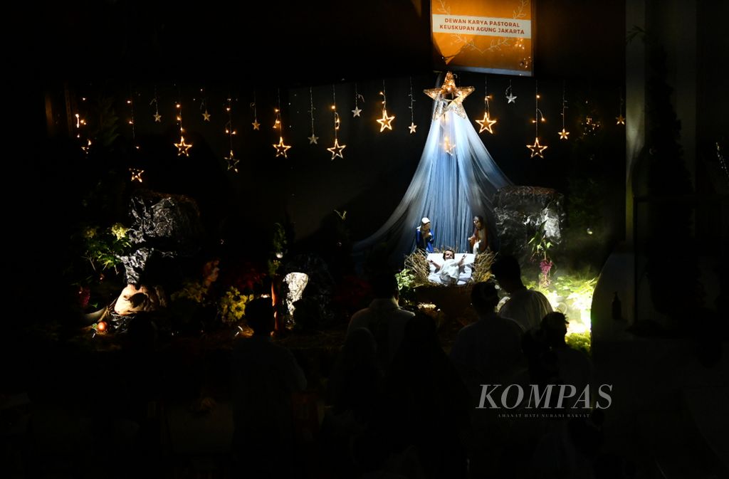 Umat Katolik mengikuti misa malam Natal di Gereja Santo Matias Rasul, Paroki Kosambi Baru, Jakarta Barat, Minggu (24/12/2023). 