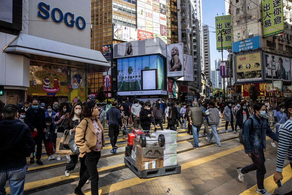 Suasana kawasan pusat perbelanjaan di Hong Kong, 22 Desember 2022. Tidak memiliki kekayaan alam  bahan-bahan mentah, Hong Kong memberi peluang bagi komoditas Indonesia. 