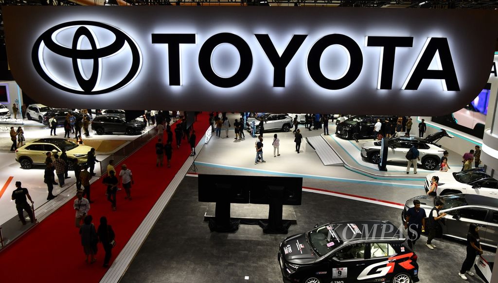 Stan Toyota di ajang Indonesia International Motor Show (IIMS) 2024 di JIExpo Kemayoran, Jakarta, Kamis (15/2/2024).