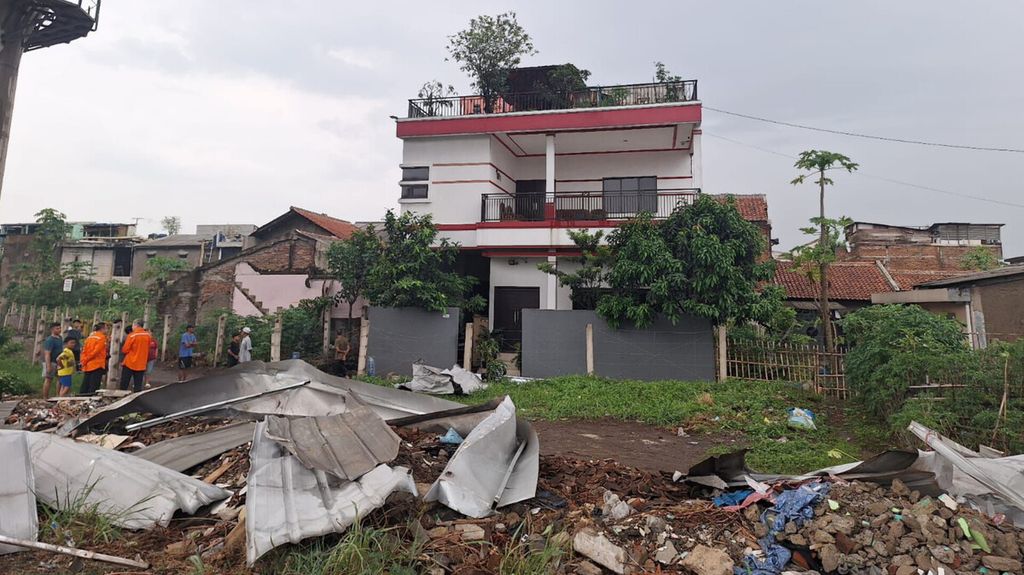 Puing-puing seng rumah warga di jalur kereta api cepat Whoosh karena tertiup angin kencang di Kota Cimahi, Jawa Barat, Sabtu (9/11/2024). Perjalanan kereta Whoosh dari Halim, Jakarta Timur, ke Padalarang dan Tegalluar, Jawa Barat, terhenti 90 menit karena terdampak cuaca ekstrem.