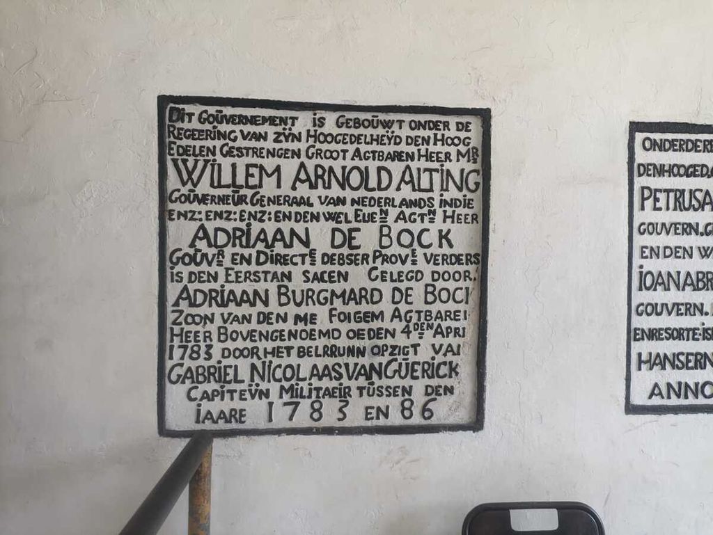 Tulisan yang terdapat di dalam lorong masuk Benteng Nieuw Victoria Ambon, Kamis (26/10/2023). Isi tulisan menyebutkan mengenai prakarsa pemugaran benteng di bawah pemerintahan Gubernur Jenderal Hindia Belanda periode 1780-1796, Willem Arnold Alting.