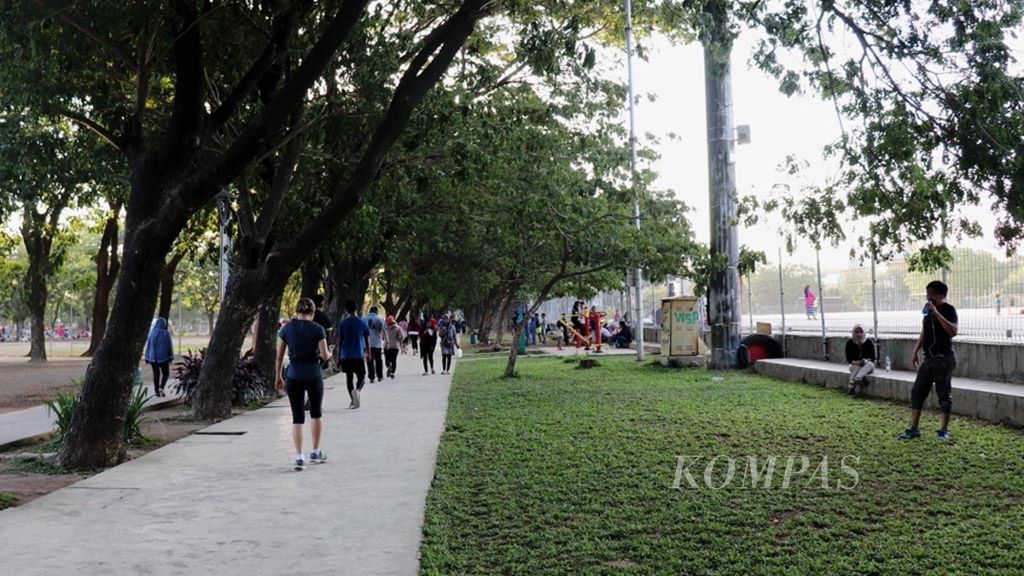 Warga berolahraga di lintasan pinggir Lapangan Karebosi, Kota Makassar, Sulawesi Selatan, Sabtu (5/10/2019). Lapangan ini menjadi ruang publik warga untuk berolahraga, melepas penat, dan bersenda gurau dengan kerabat.